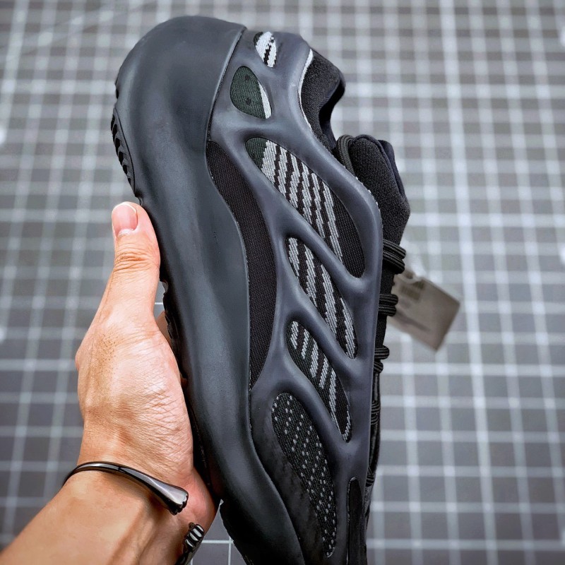 Adidas Yeezy 700