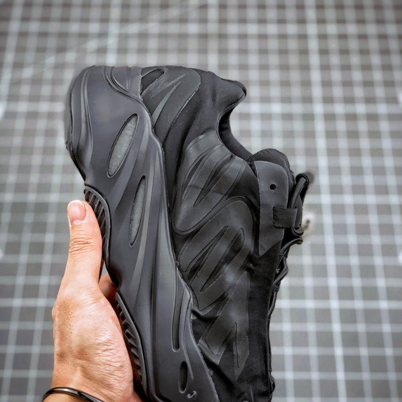 Adidas Yeezy 700