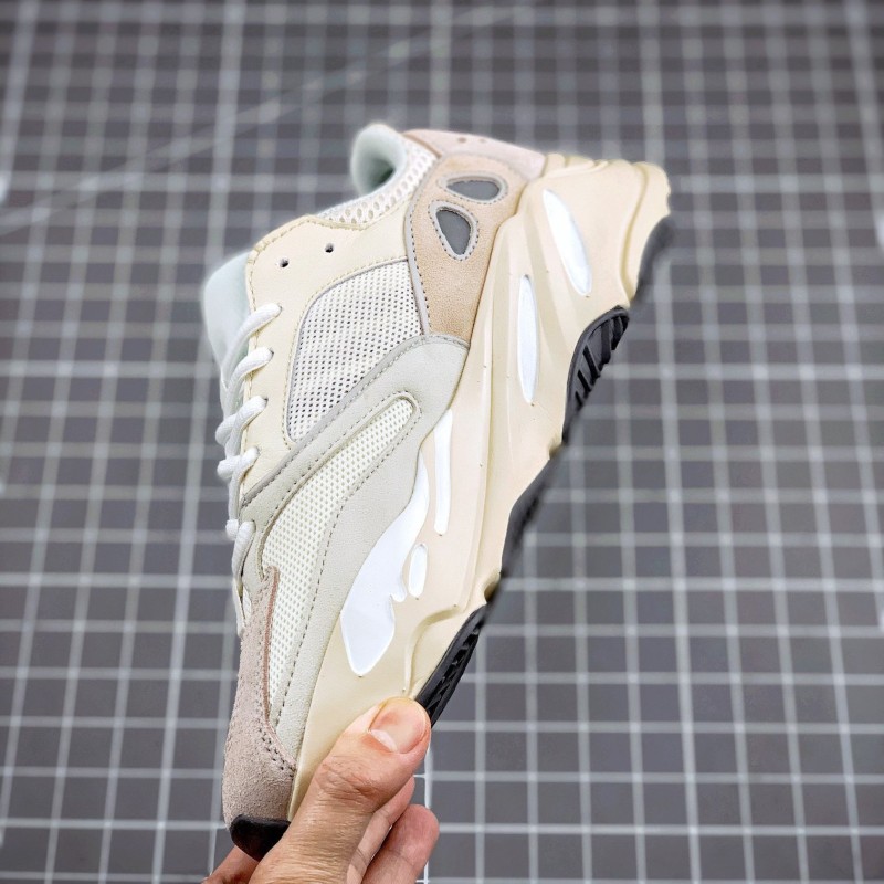 Adidas Yeezy 700