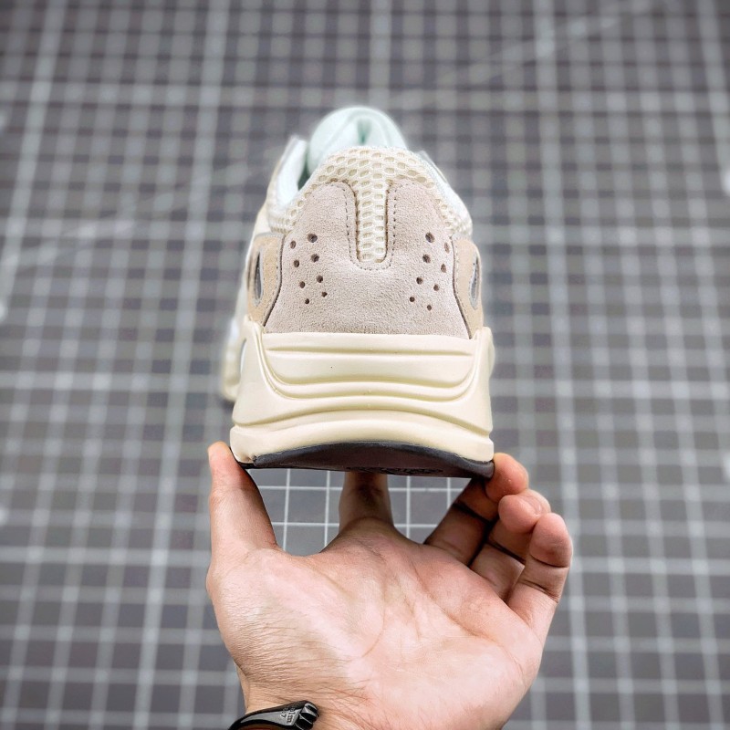 Adidas Yeezy 700