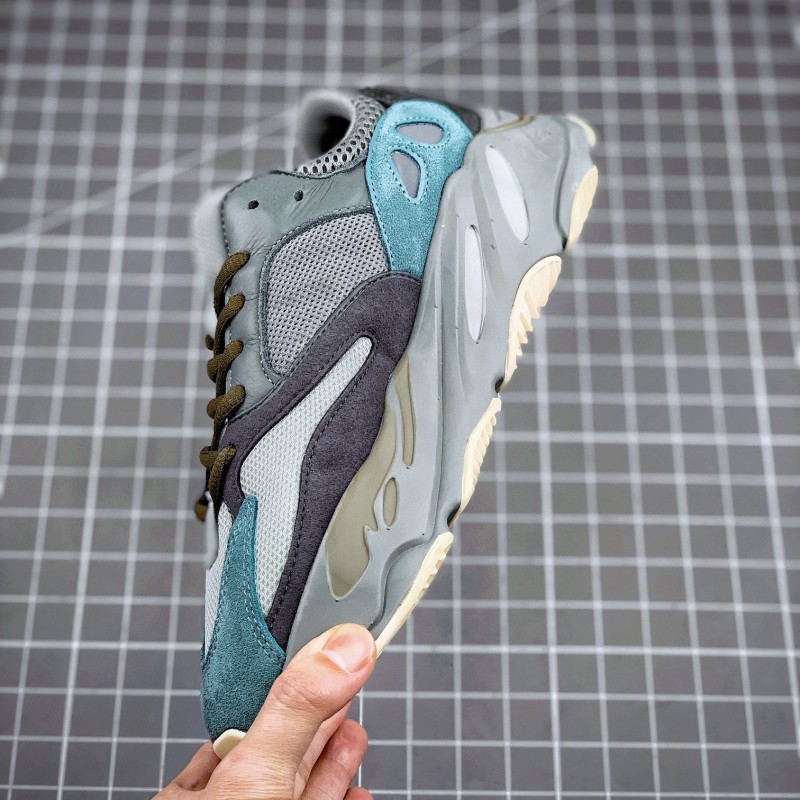 Adidas Yeezy 700