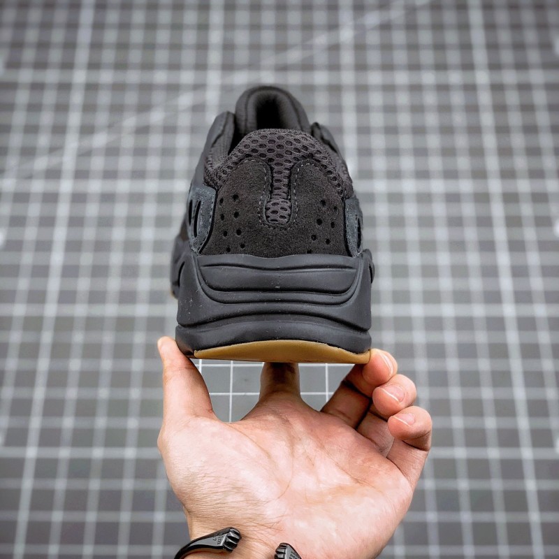 Adidas Yeezy 700