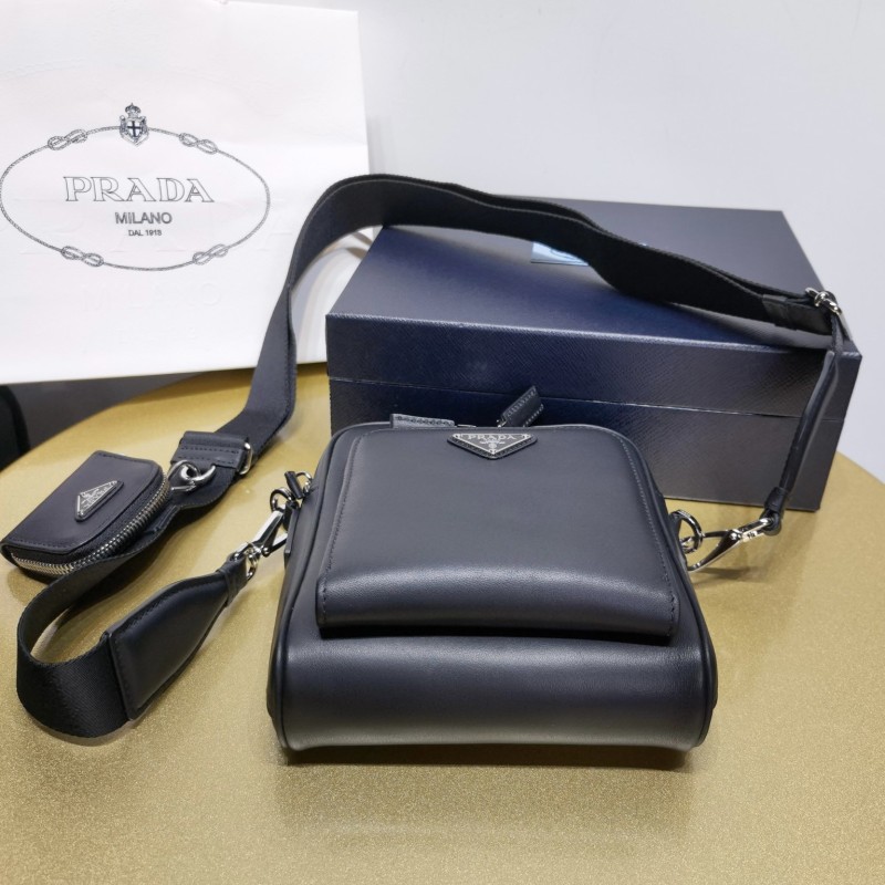 Prada 斜挎包