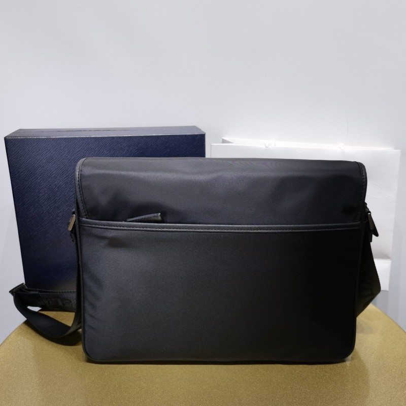 Prada 邮差包 / 斜挎包
