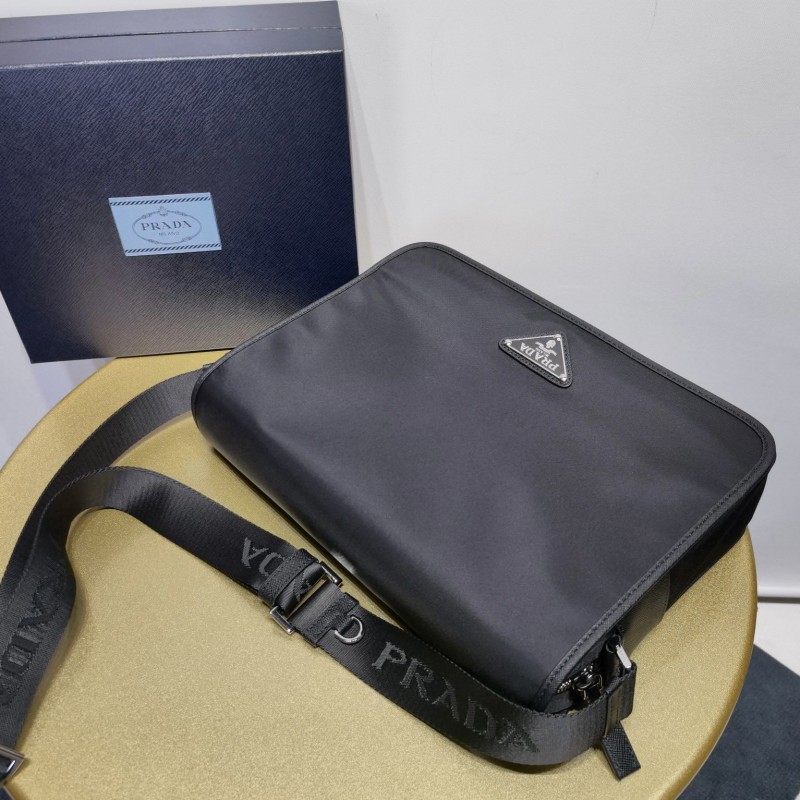 Prada 邮差包 / 斜挎包