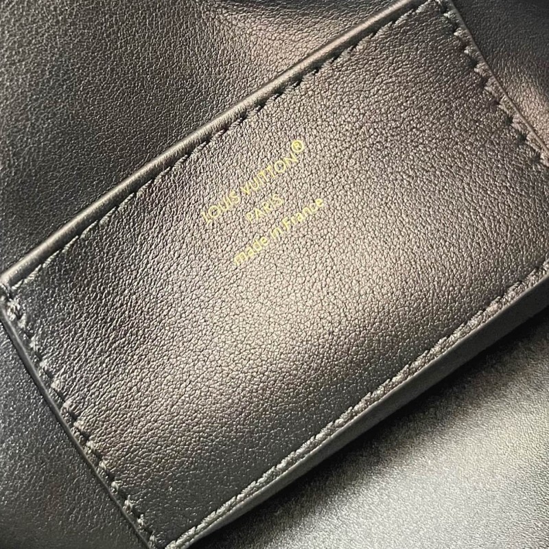 LV Capucines Souple