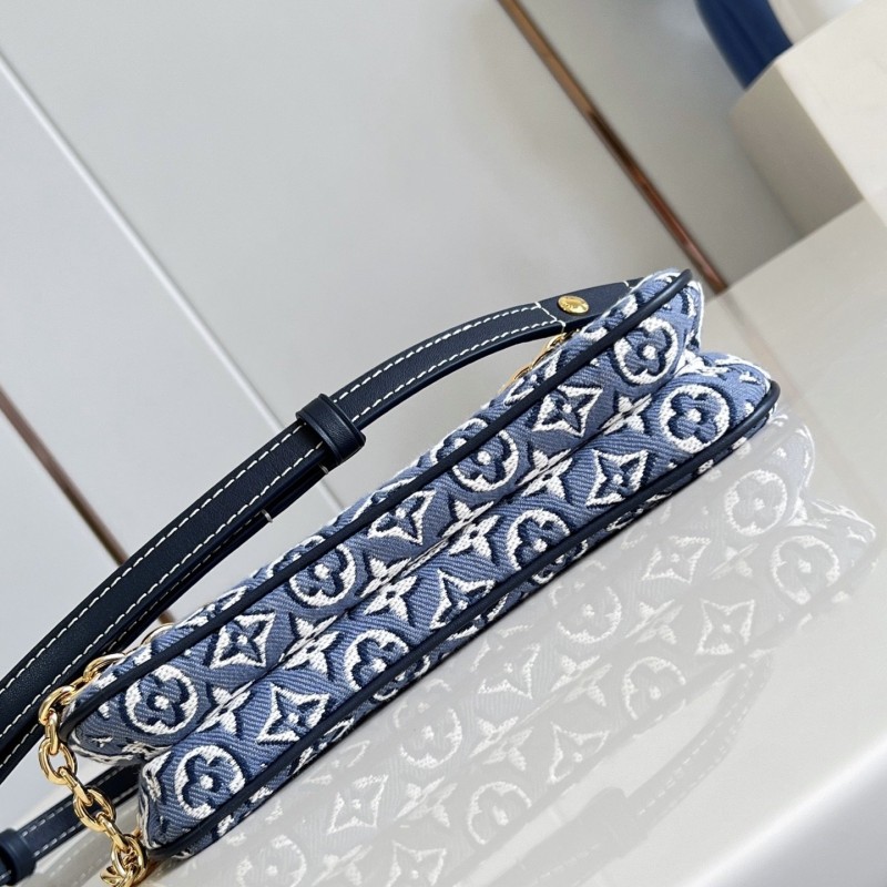LV Liv Pochette