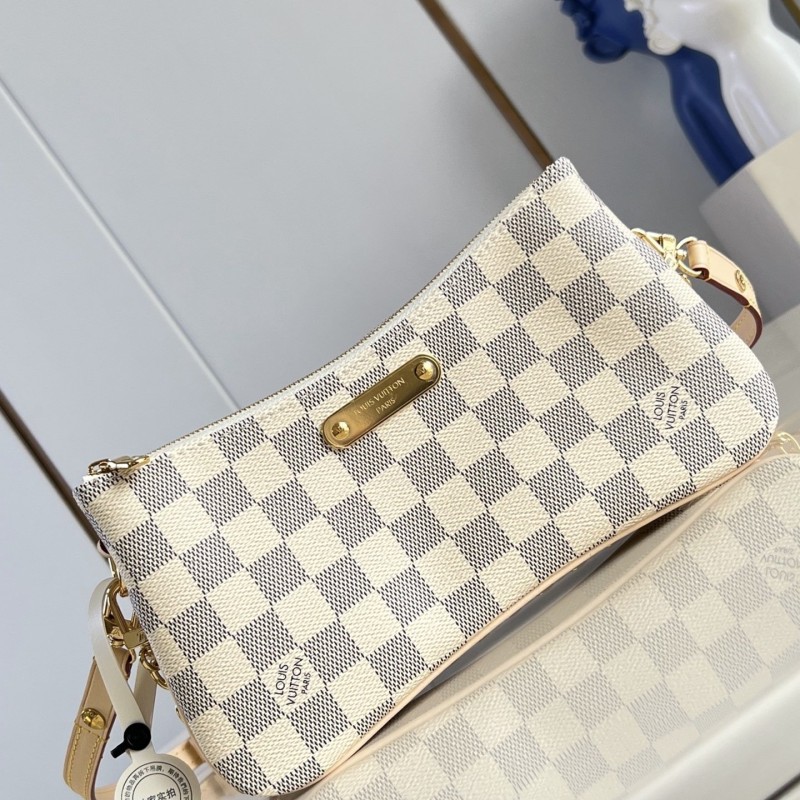 LV Liv Pochette