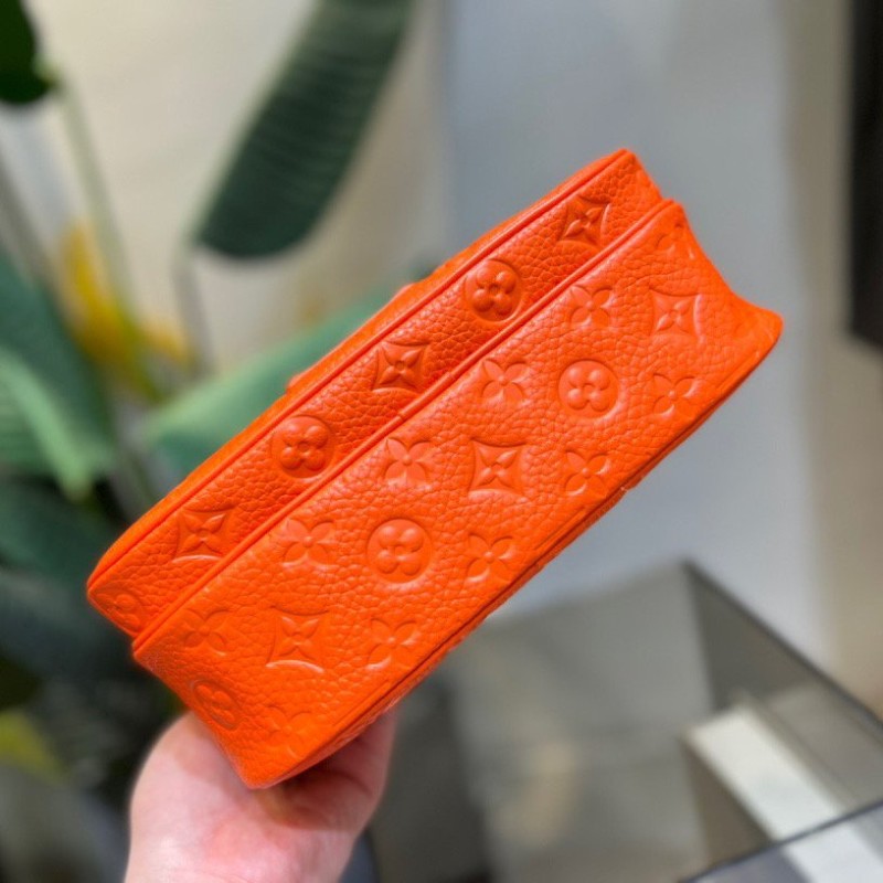 LV  Messenger Bag